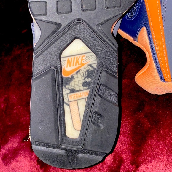 Size 7 Women’s Nike Air Max - Picture 3 of 3